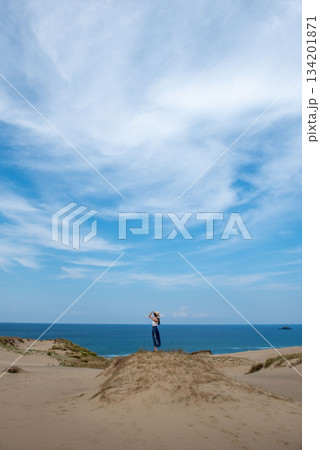 鳥取砂丘にいる女性 134201871