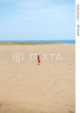 鳥取砂丘にいる女性 134201881