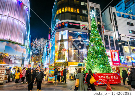 韓国　ソウル　クリスマスシーズンの明洞メインストリート 134202082