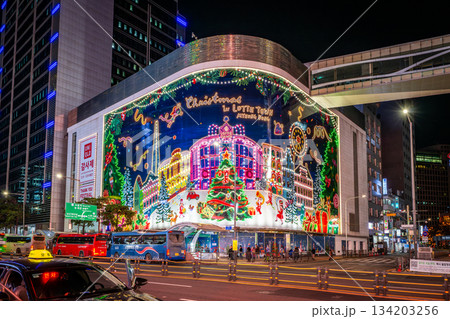 韓国 ソウル クリスマスシーズンの明洞メインストリート ロッテ百貨店周辺 韓国 ソウル クリスマスシーズンの明洞メインストリート ロッテ百貨店周辺 134203256