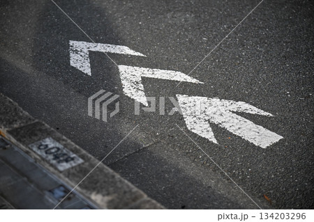 道路の矢印標示 道路の矢印標示 134203296