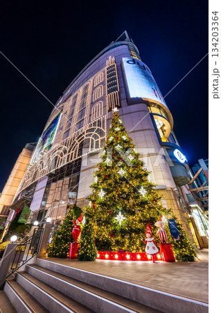 ソウル　明洞　クリスマスシーズンのロッテ百貨店周辺 134203364