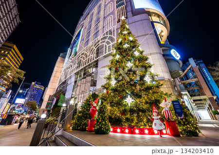 ソウル　明洞　クリスマスシーズンのロッテ百貨店周辺 134203410