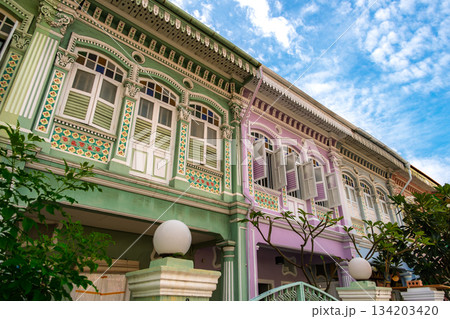 シンガポール カトン地区 プラナカン建築が並ぶクーン・セン・ロードのカラフルな街並み 134203420