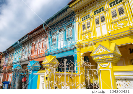 シンガポール カトン地区 プラナカン建築が並ぶクーン・セン・ロードのカラフルな街並み 134203421
