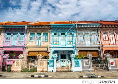 シンガポール カトン地区 プラナカン建築が並ぶクーン・セン・ロードのカラフルな街並み 134203424