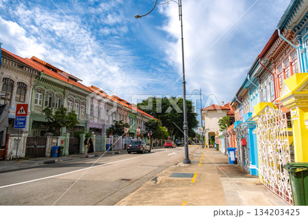 シンガポール カトン地区 プラナカン建築が並ぶクーン・セン・ロードのカラフルな街並み 134203425