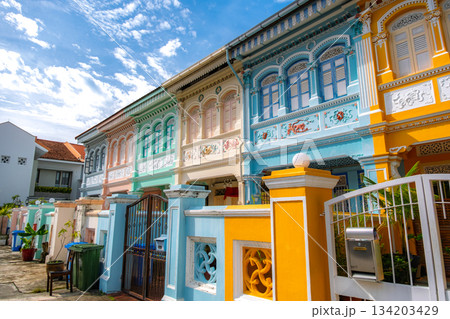 シンガポール カトン地区 プラナカン建築が並ぶエバリット・ロードのカラフルな街並み 134203429