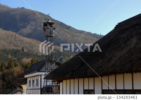ディスカバー福島（鉄塔の火の見櫓は江戸時代から昭和初期に建造された。）南会津群下郷町「大内宿」 134203461