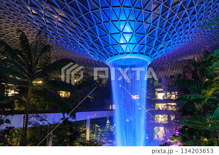 シンガポール・チャンギ国際空港 複合施設「ジュエル」の人工滝、レイン・ボルテックス の夜景 シンガポール・チャンギ国際空港 複合施設「ジュエル」の人工滝、レイン・ボルテックス の夜景 134203653