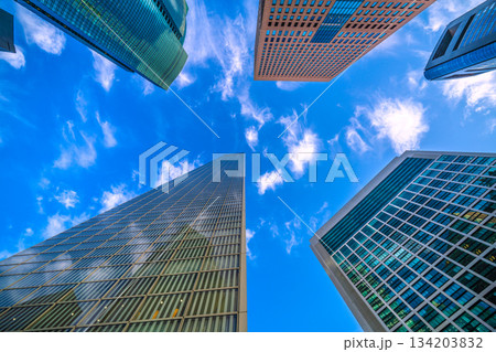 日本の東京都市景観師走。駆け足で渦巻くような雲が過ぎ去る…汐留のビジネス街。何か不思議だ…。 134203832