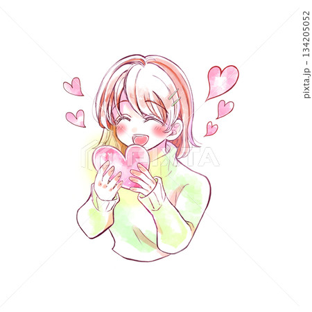 笑顔でハートを持つ女性 134205052