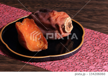 干し柿 1 小皿に盛った干し柿 干し柿 1 小皿に盛った干し柿 134206060