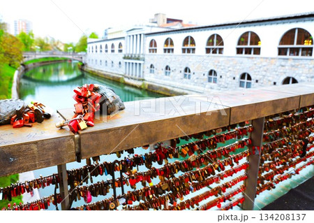 リュブリャナ市内を流れるリュブリャニツァ川にかかる肉屋の橋にびっしりと付けられた南京錠 134208137