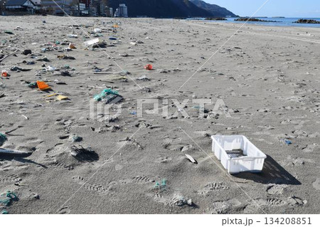 海岸の漂着物 環境問題 ゴミ問題 134208851