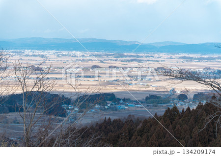 冬の郊外の田園風景 134209174