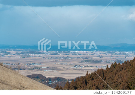 冬の郊外の田園風景 134209177