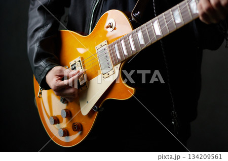 若い男性 ミュージシャン ライブ 若い男性 ミュージシャン ライブ 134209561