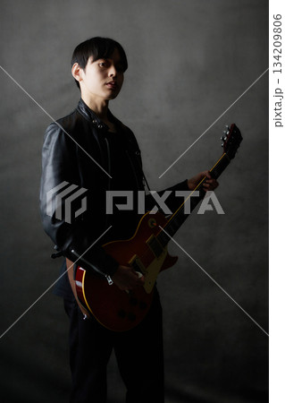 若い男性　ミュージシャン　ライブ 134209806