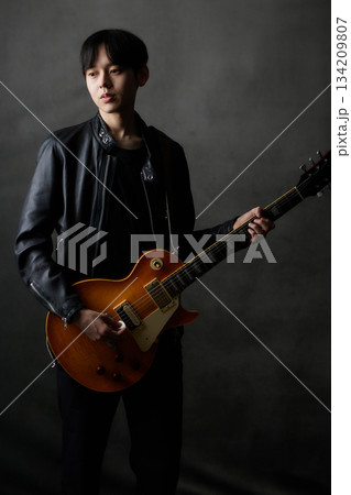 若い男性　ミュージシャン　ライブ 134209807