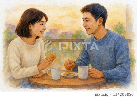 夕方のテラスで軽食を楽しむ日本人カップル 134209856