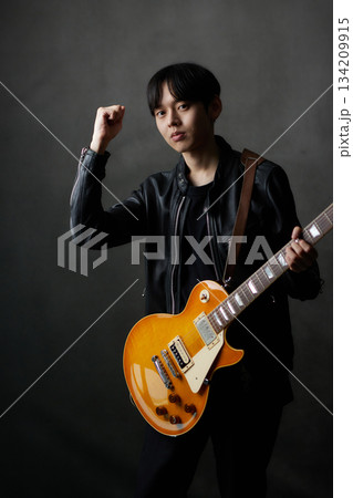 若い男性　ミュージシャン　ライブ 134209915