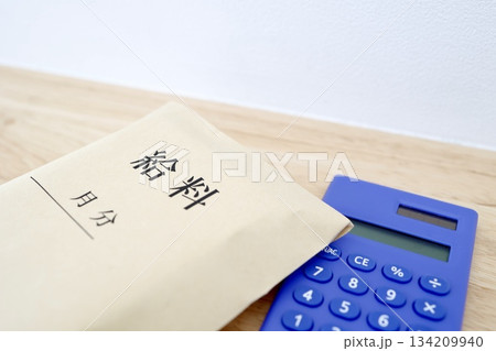 膨らんだ給料袋が示す高収入やボーナス増額のイメージ。 134209940