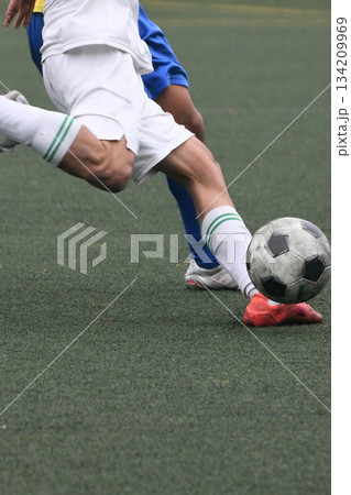 ボールを蹴るサッカー選手 134209969