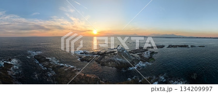 茅ヶ崎、烏帽子岩と夕日 茅ヶ崎、烏帽子岩と夕日 134209997