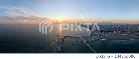 湘南の海茅ヶ崎から夕日と富士山 134210000