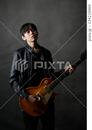 若い男性　ミュージシャン　ライブ 134210060