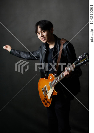 若い男性　ミュージシャン　ライブ 134210061