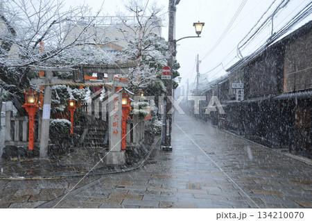 京都 祇園 雪の辰巳大明神 京都 祇園 雪の辰巳大明神 134210070