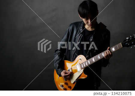 若い男性　ミュージシャン　ライブ 134210075