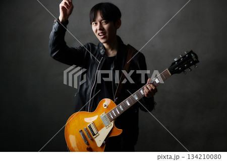 若い男性　ミュージシャン　ライブ 134210080