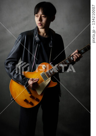 若い男性　ミュージシャン　ライブ 134210087