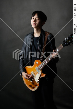 若い男性　ミュージシャン　ライブ 134210091