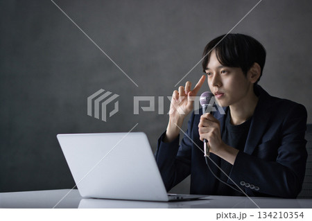 セミナー講師　ビジネスシーン 134210354