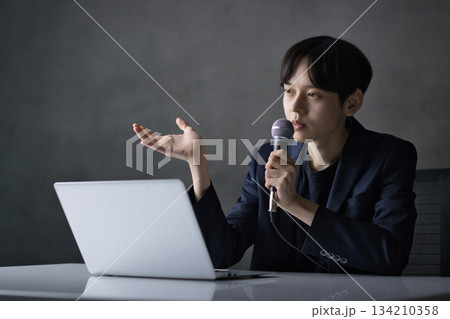 セミナー講師　ビジネスシーン 134210358