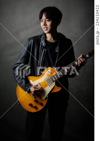 若い男性　ミュージシャン　ライブ 134210415