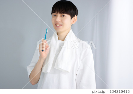 オーラルケア　歯ブラシを持つ若い男性 134210416