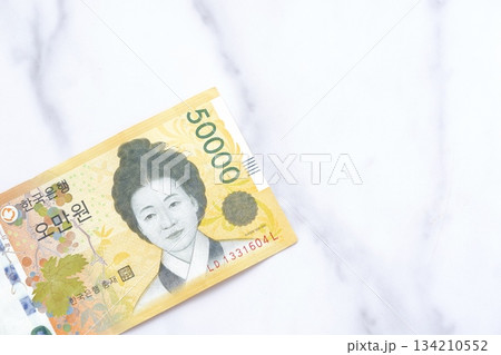 韓国Wonの紙幣 - 韓国の通貨、ウォンKRWの紙幣 134210552