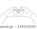 ハートを表した手のイラスト素材 134210562