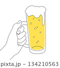 ビールと持つ手のイラスト素材 134210563