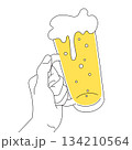 ビールと持つ手のイラスト素材 134210564