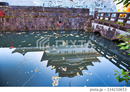 秋の青空に映える勝山城 134210653