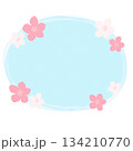白とピンクの桜の花びらと丸いかわいいメッセージフレーム 134210770