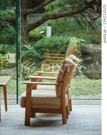 日本の観光地のホテルの和風庭園とロビーの椅子とテーブルの風景 134211020
