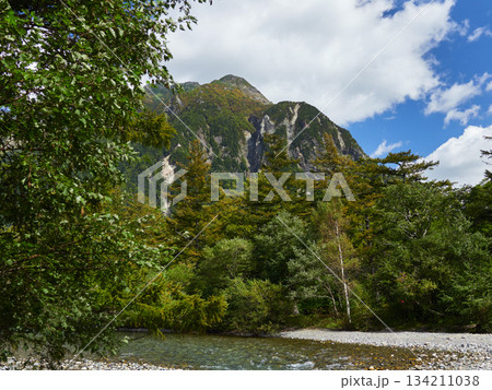 観光名所上高地の穂高連峰と梓川の風景 134211038
