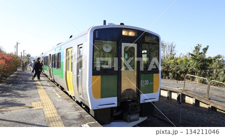 JR久留里線の馬来田駅に停車する同線の列車 134211046